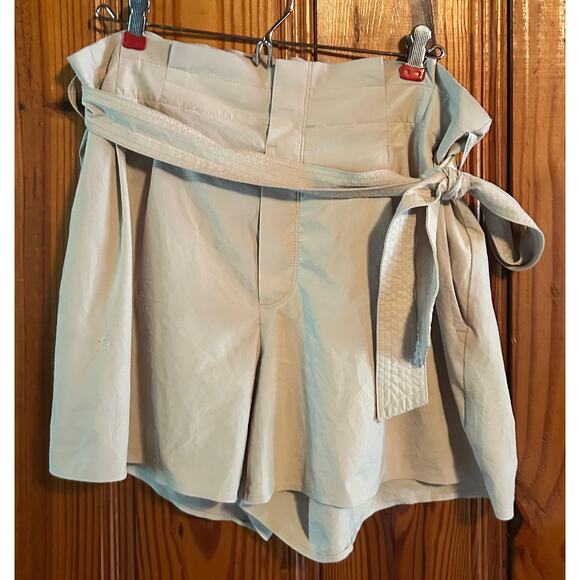 ATHLETA SKYLINE HIGH RISE TAILORED 4" SHORT SIZE 14 - Picture 3 of 4